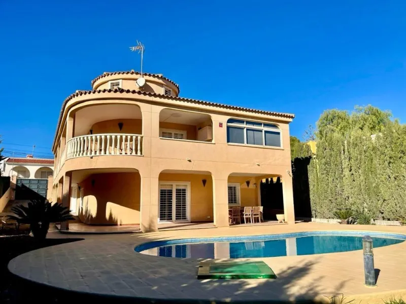 VILLA DE LUJO EN LOS BALCONES CON 950 M2 DE PARCELA. 5 DORM. 3 BAÑOS. PISCINA.
