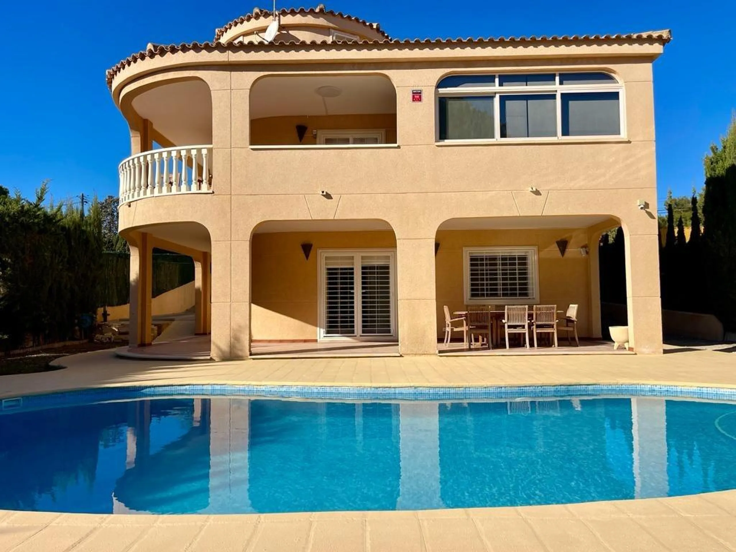 VILLA DE LUJO EN LOS BALCONES CON 950 M2 DE PARCELA. 5 DORM. 3 BAÑOS. PISCINA.