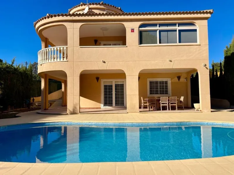 VILLA DE LUJO EN LOS BALCONES CON 950 M2 DE PARCELA. 5 DORM. 3 BAÑOS. PISCINA.