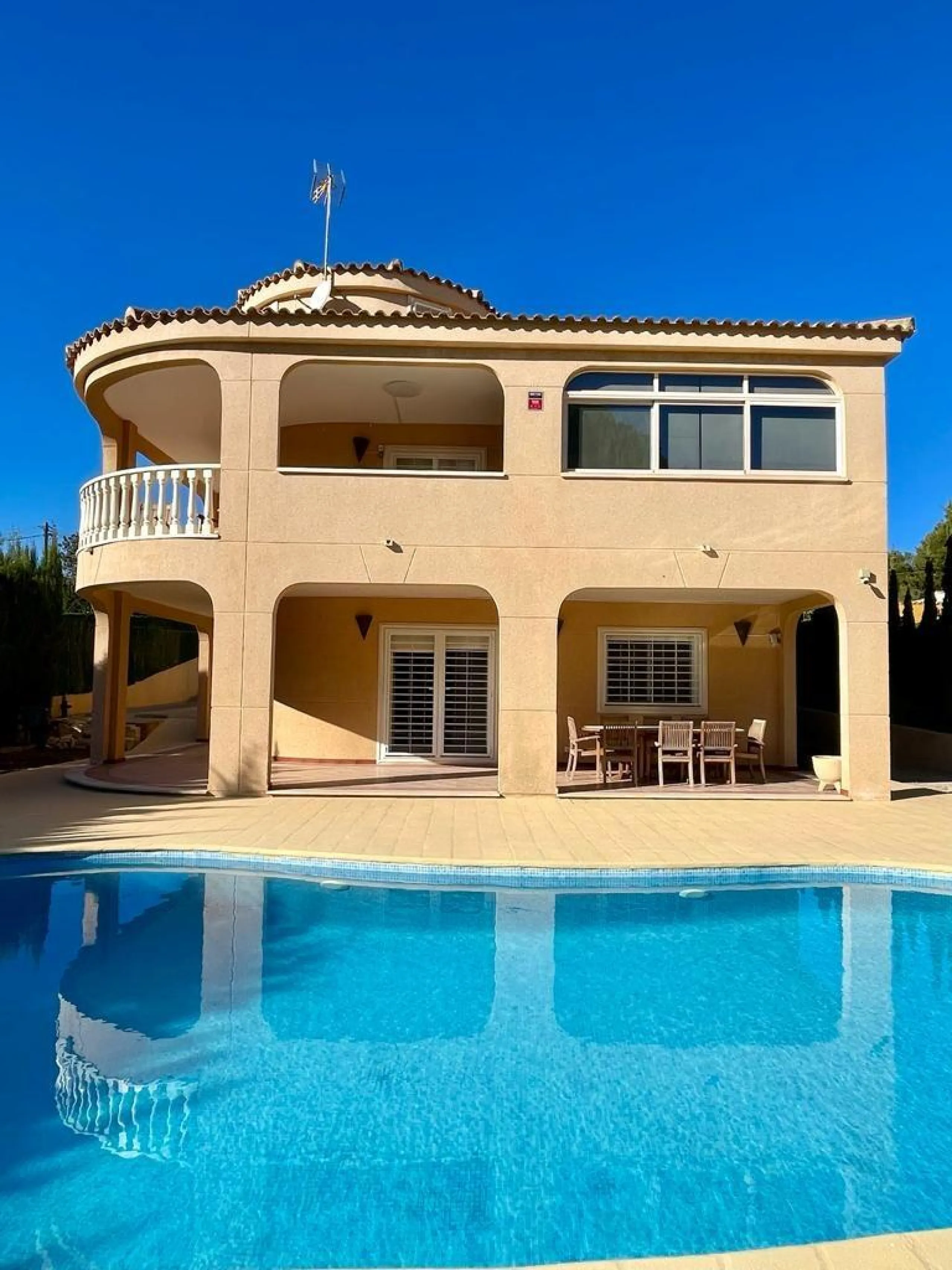 VILLA DE LUJO EN LOS BALCONES CON 950 M2 DE PARCELA. 5 DORM. 3 BAÑOS. PISCINA.