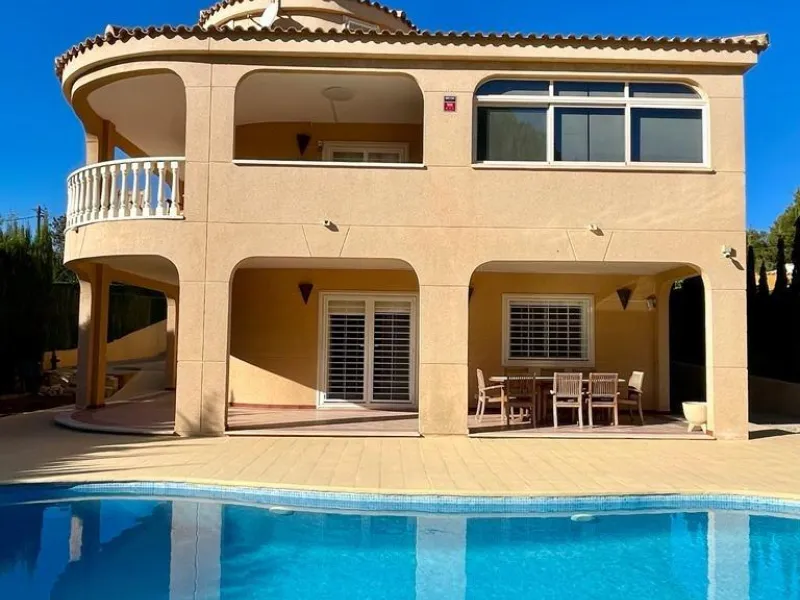 VILLA DE LUJO EN LOS BALCONES CON 950 M2 DE PARCELA. 5 DORM. 3 BAÑOS. PISCINA.