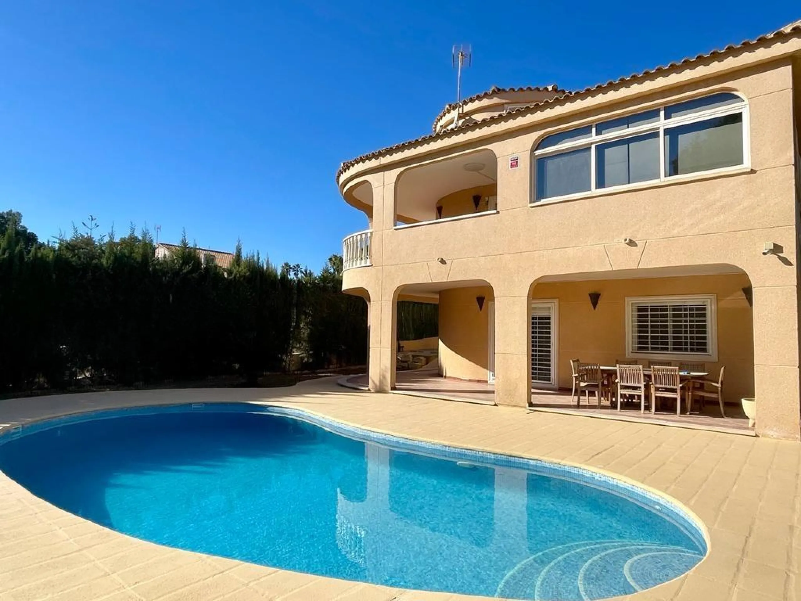 VILLA DE LUJO EN LOS BALCONES CON 950 M2 DE PARCELA. 5 DORM. 3 BAÑOS. PISCINA.