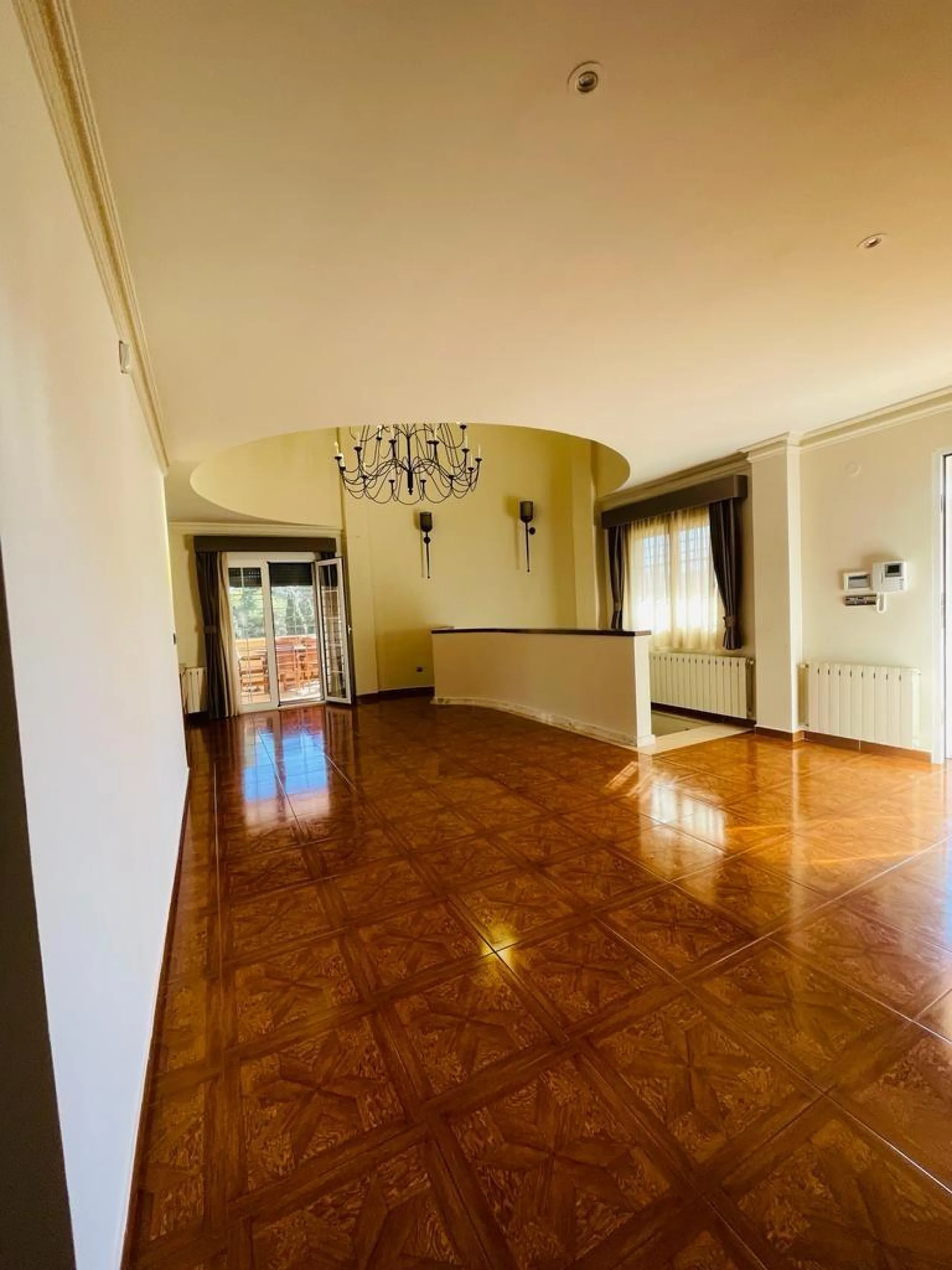 VILLA DE LUJO EN LOS BALCONES CON 950 M2 DE PARCELA. 5 DORM. 3 BAÑOS. PISCINA.