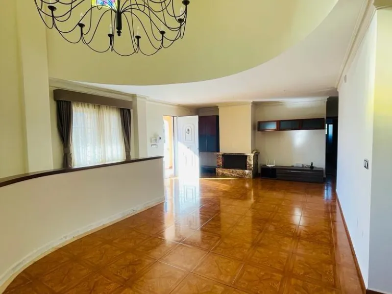 VILLA DE LUJO EN LOS BALCONES CON 950 M2 DE PARCELA. 5 DORM. 3 BAÑOS. PISCINA.