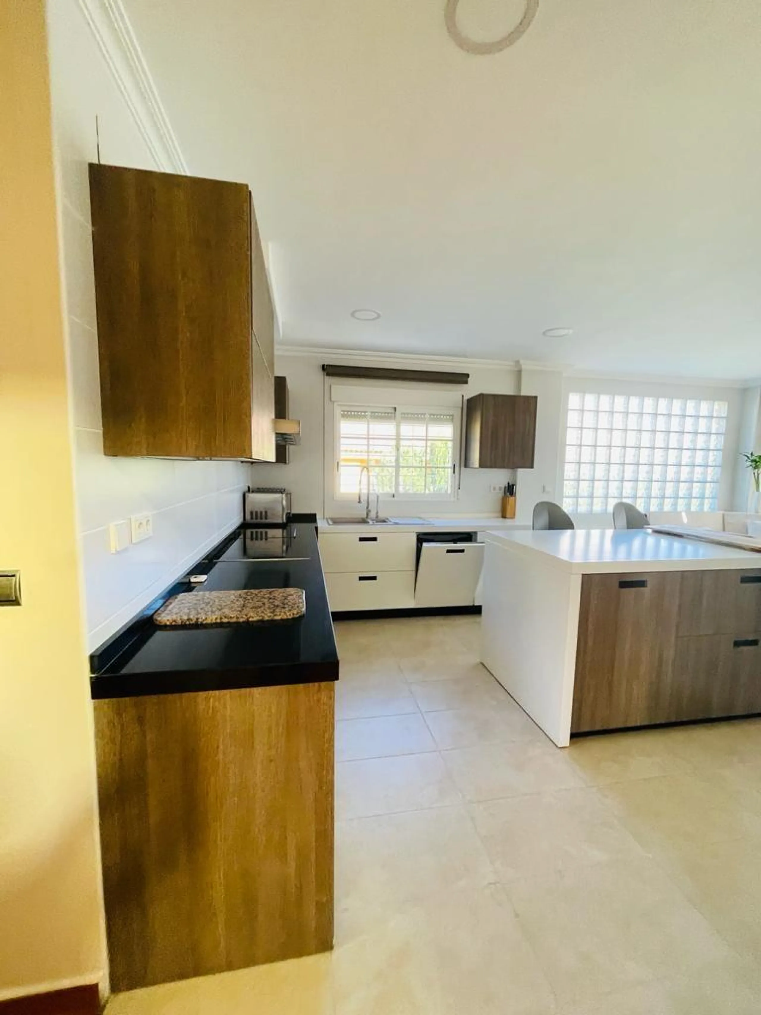 VILLA DE LUJO EN LOS BALCONES CON 950 M2 DE PARCELA. 5 DORM. 3 BAÑOS. PISCINA.