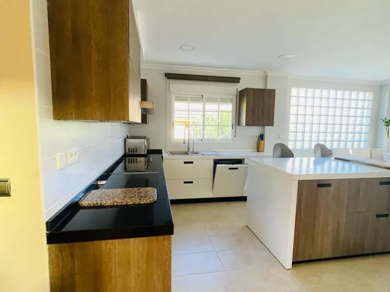 VILLA DE LUJO EN LOS BALCONES CON 950 M2 DE PARCELA. 5 DORM. 3 BAÑOS. PISCINA.