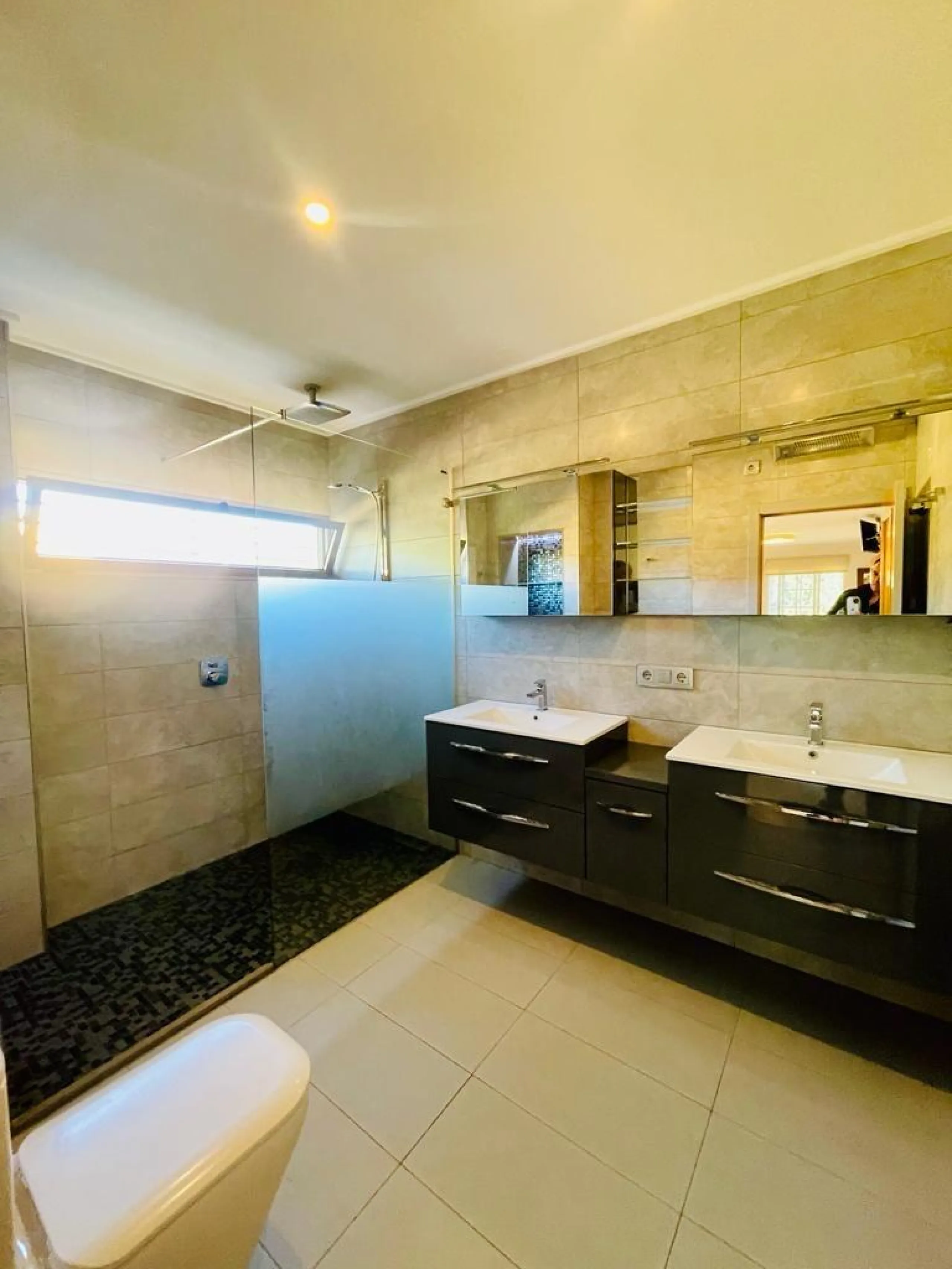 VILLA DE LUJO EN LOS BALCONES CON 950 M2 DE PARCELA. 5 DORM. 3 BAÑOS. PISCINA.
