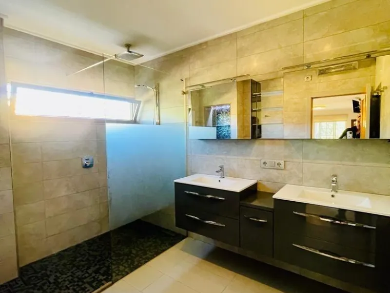 VILLA DE LUJO EN LOS BALCONES CON 950 M2 DE PARCELA. 5 DORM. 3 BAÑOS. PISCINA.
