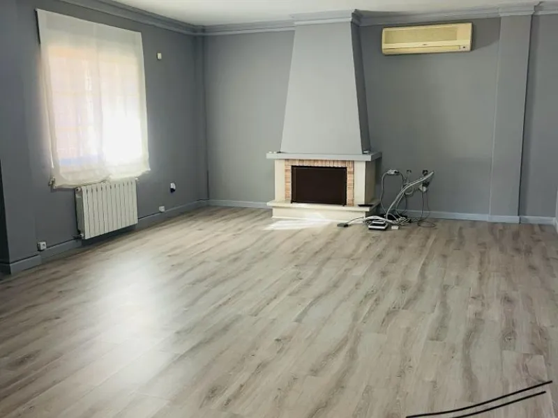 VILLA DE LUJO EN LOS BALCONES CON 950 M2 DE PARCELA. 5 DORM. 3 BAÑOS. PISCINA.