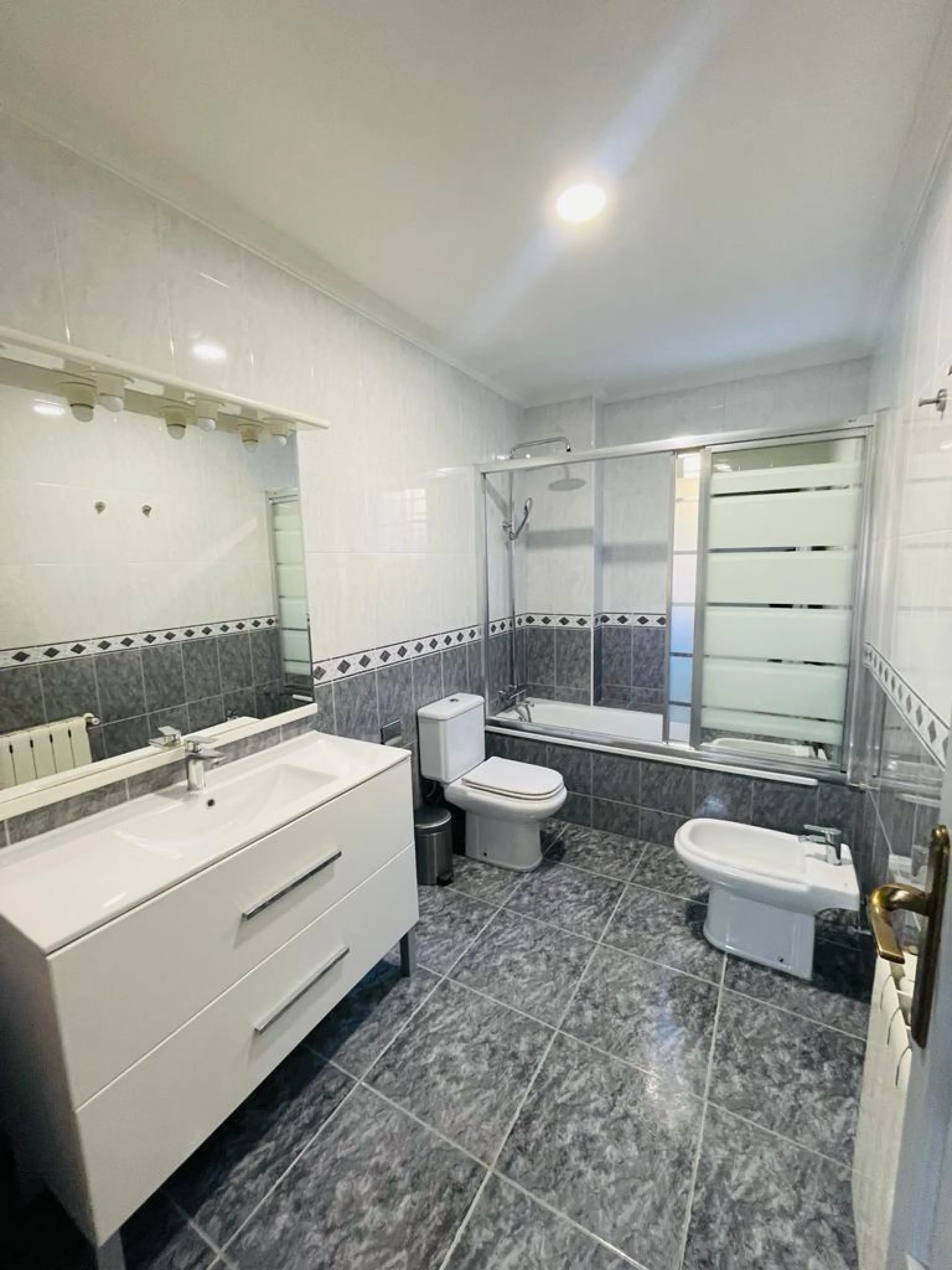 VILLA DE LUJO EN LOS BALCONES CON 950 M2 DE PARCELA. 5 DORM. 3 BAÑOS. PISCINA.