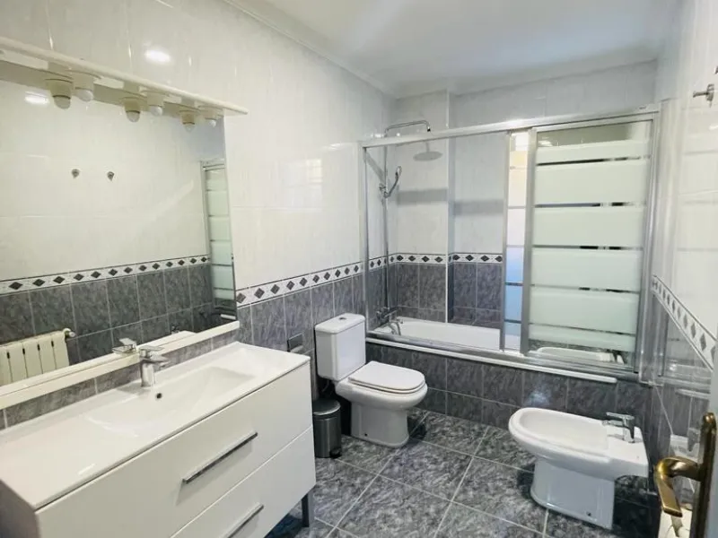 VILLA DE LUJO EN LOS BALCONES CON 950 M2 DE PARCELA. 5 DORM. 3 BAÑOS. PISCINA.