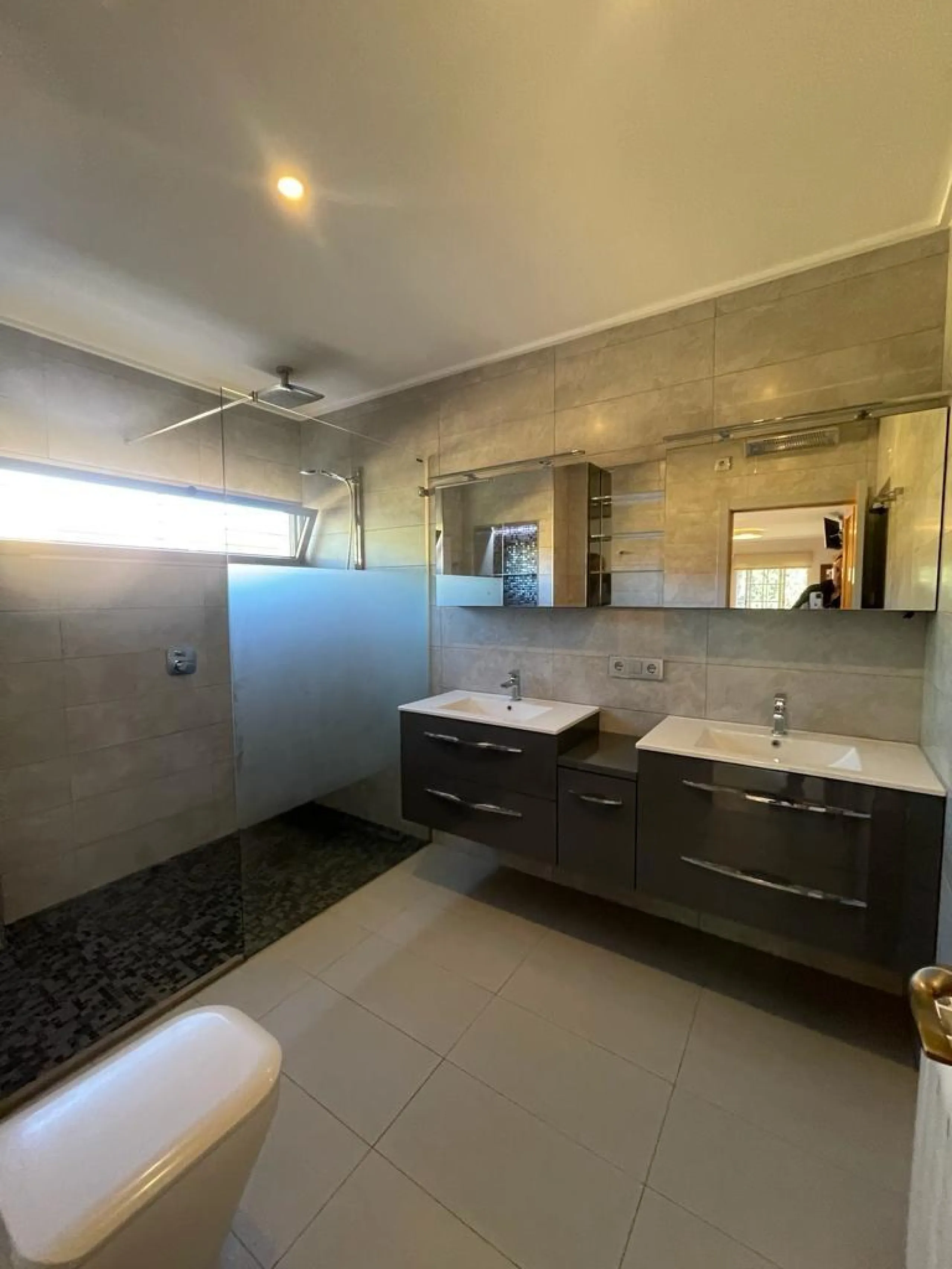 VILLA DE LUJO EN LOS BALCONES CON 950 M2 DE PARCELA. 5 DORM. 3 BAÑOS. PISCINA.