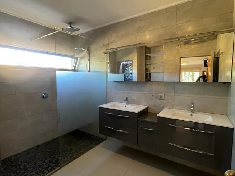 VILLA DE LUJO EN LOS BALCONES CON 950 M2 DE PARCELA. 5 DORM. 3 BAÑOS. PISCINA.