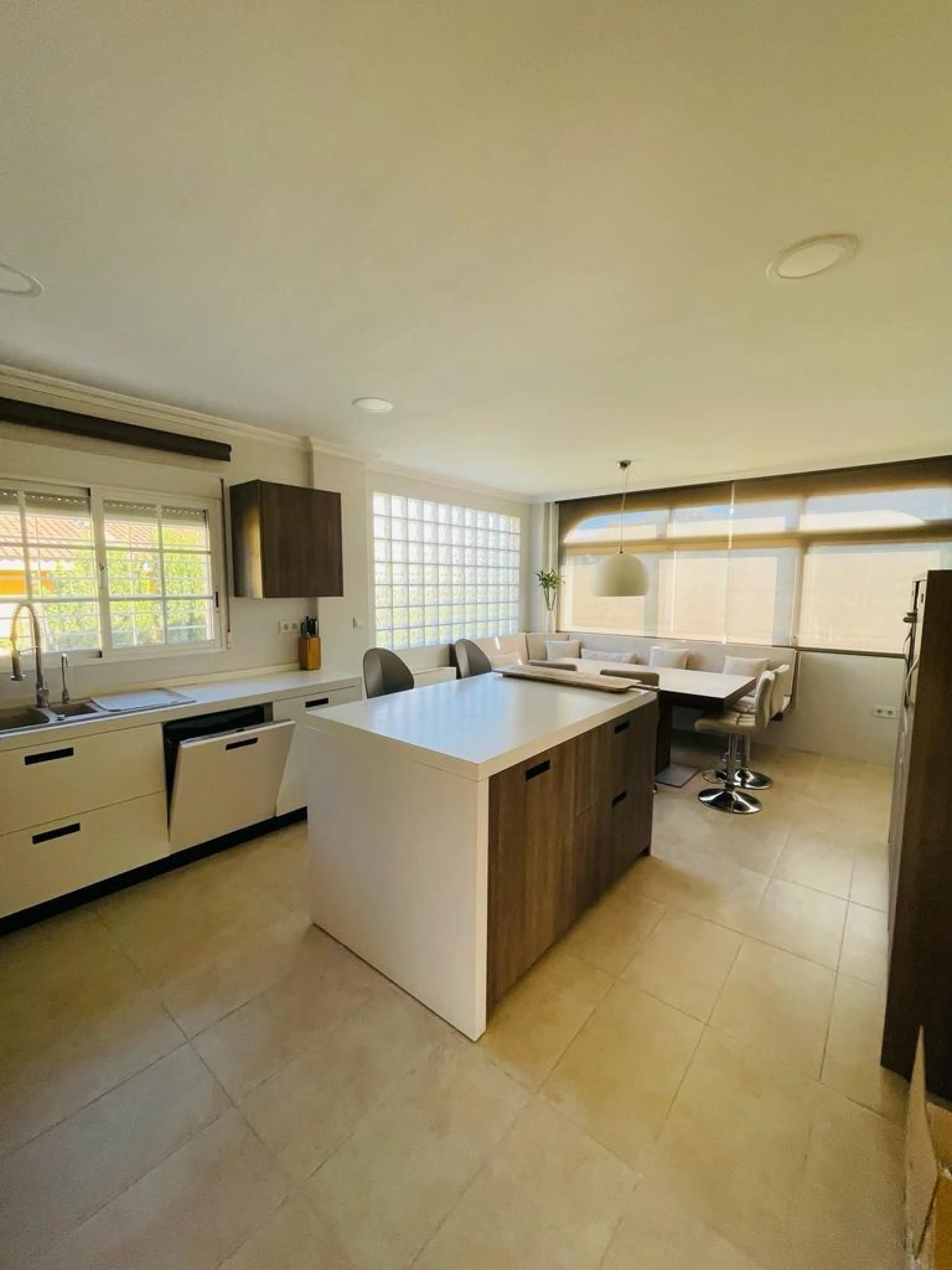 VILLA DE LUJO EN LOS BALCONES CON 950 M2 DE PARCELA. 5 DORM. 3 BAÑOS. PISCINA.