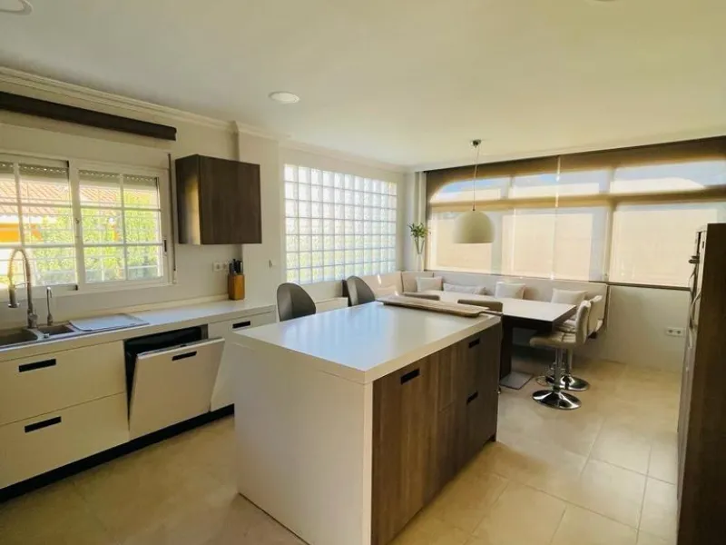 VILLA DE LUJO EN LOS BALCONES CON 950 M2 DE PARCELA. 5 DORM. 3 BAÑOS. PISCINA.