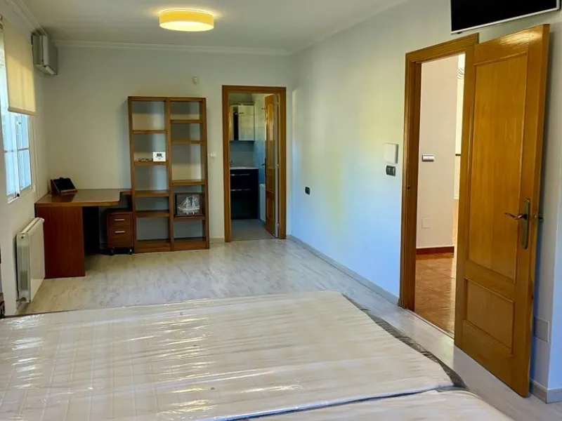 VILLA DE LUJO EN LOS BALCONES CON 950 M2 DE PARCELA. 5 DORM. 3 BAÑOS. PISCINA.
