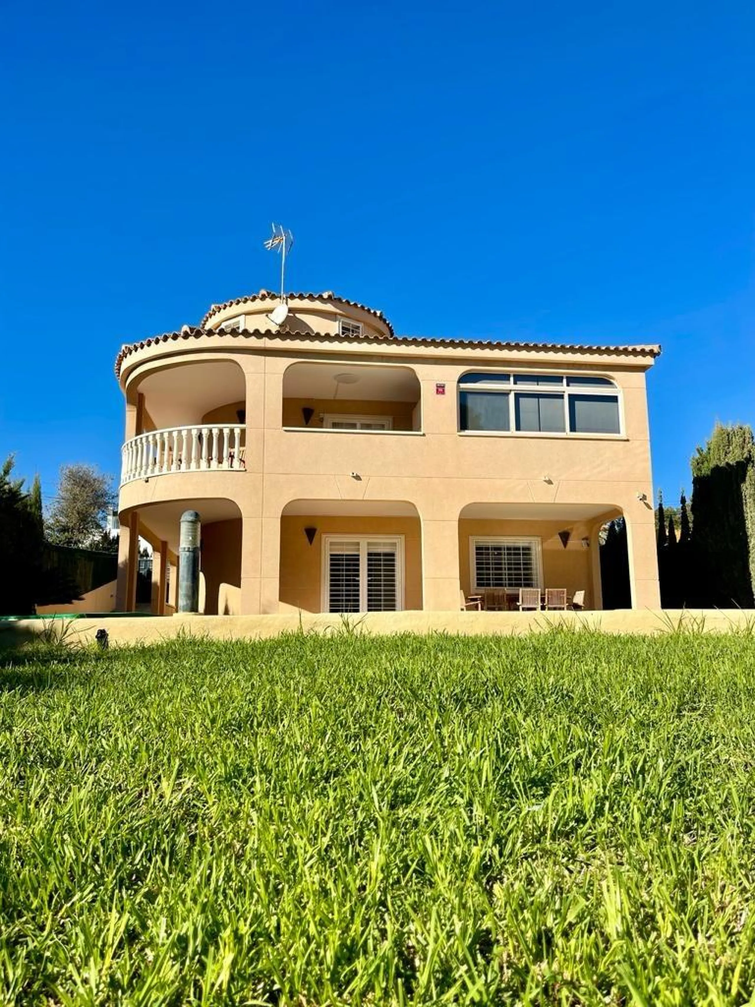 VILLA DE LUJO EN LOS BALCONES CON 950 M2 DE PARCELA. 5 DORM. 3 BAÑOS. PISCINA.
