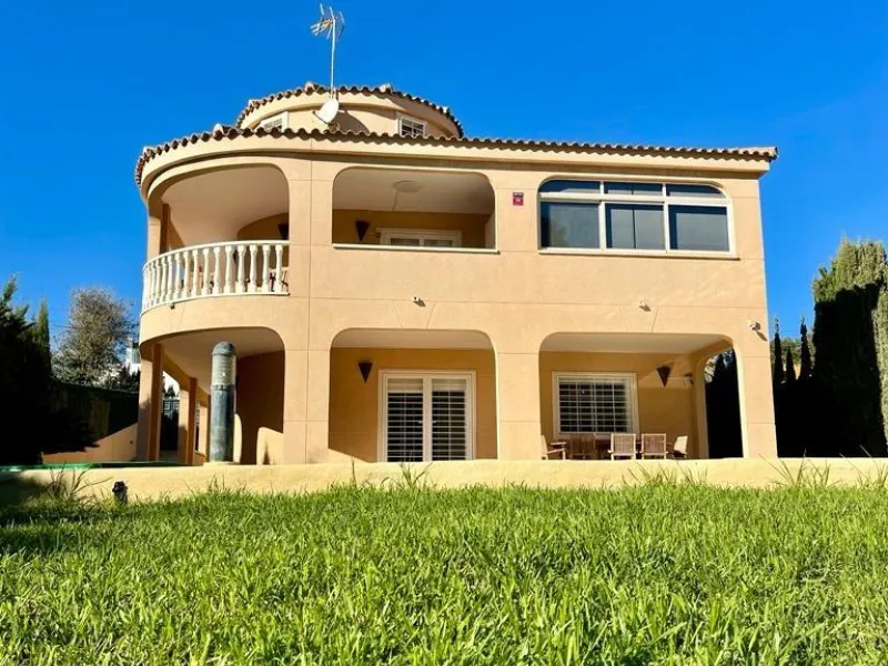 VILLA DE LUJO EN LOS BALCONES CON 950 M2 DE PARCELA. 5 DORM. 3 BAÑOS. PISCINA.