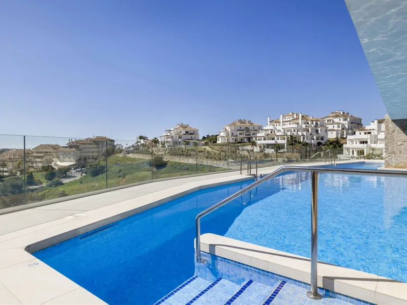 Südlich ausgerichtetes Penthouse mit privatem Pool zu verkaufen