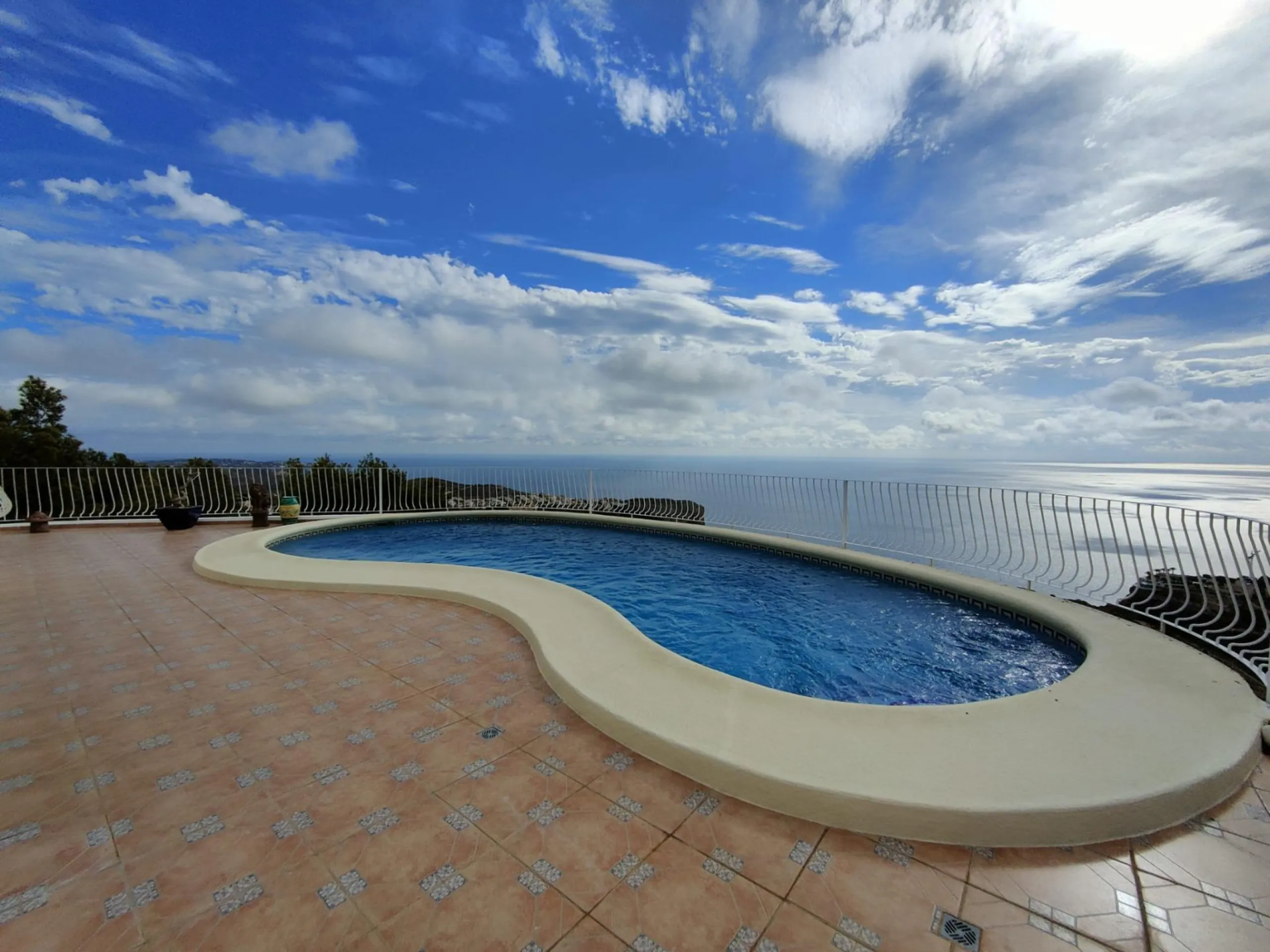 EXCLUSIVA VILLA INDEPENDIENTE EN CUMBRE DEL SOL
