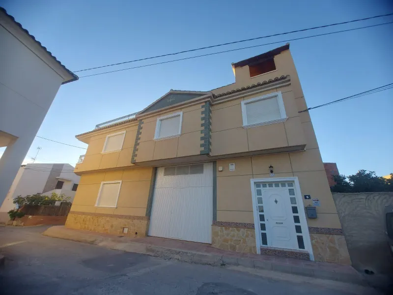 EDIFICIO EN ORIHUELA CIUDAD. 3 DORM. 2 BAÑOS. GARAJE. TRASTEROS