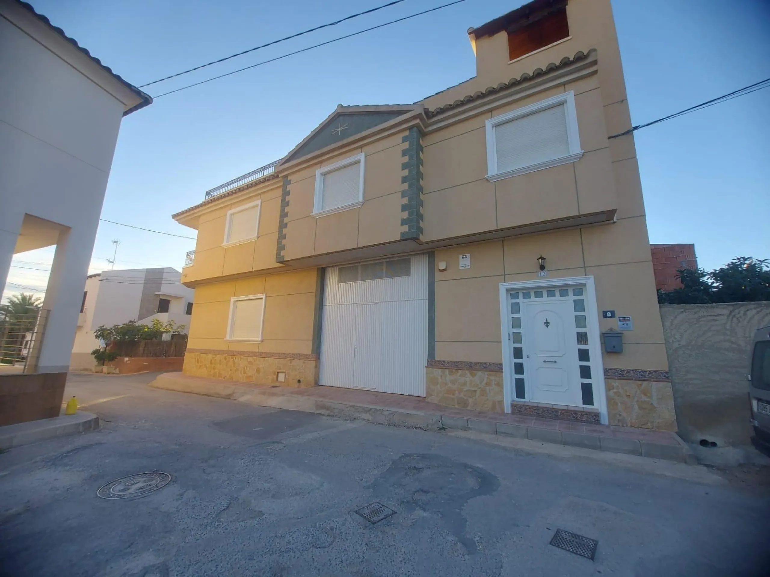 EDIFICIO EN ORIHUELA CIUDAD. 3 DORM. 2 BAÑOS. GARAJE. TRASTEROS