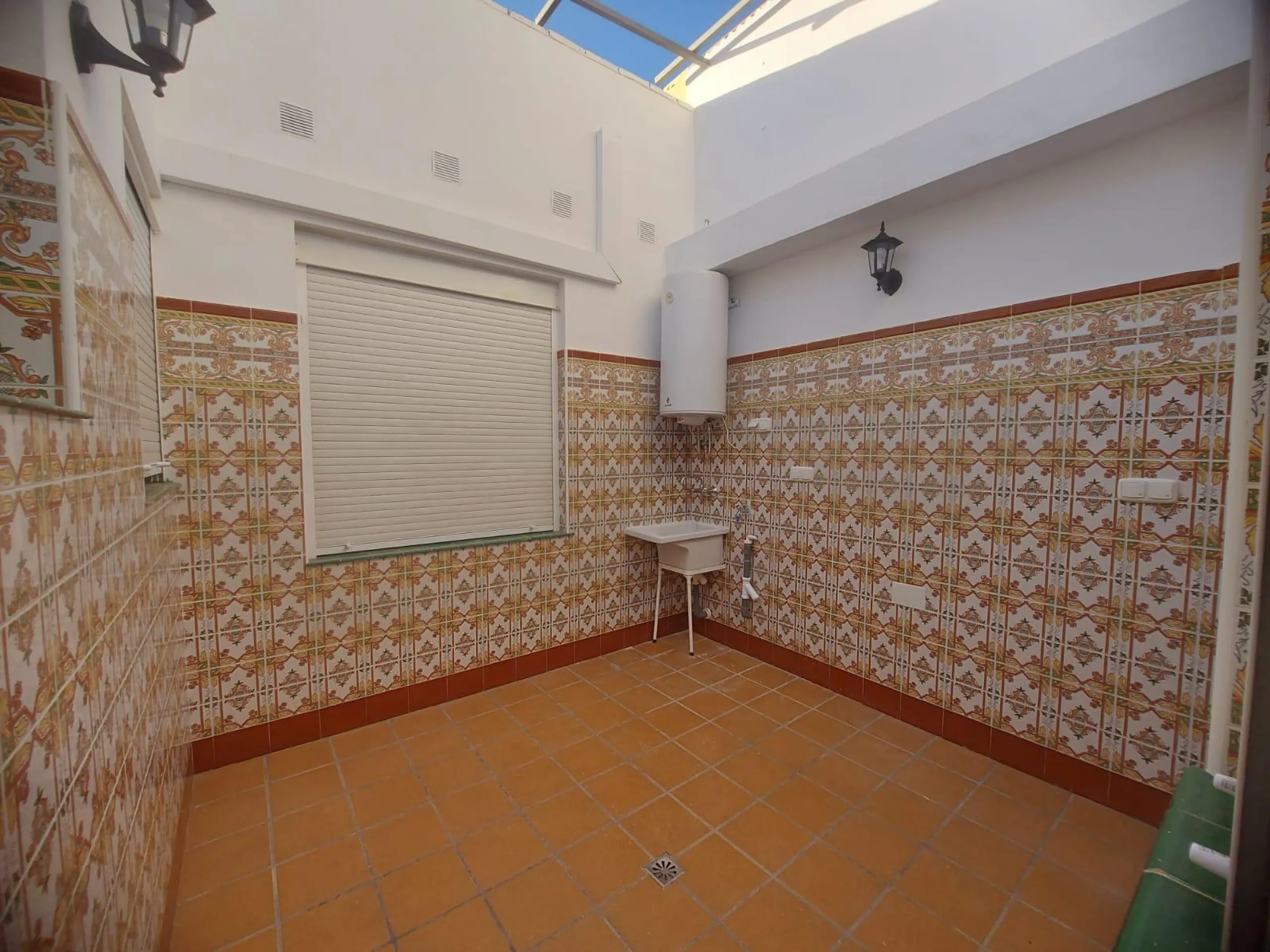 EDIFICIO EN ORIHUELA CIUDAD. 3 DORM. 2 BAÑOS. GARAJE. TRASTEROS