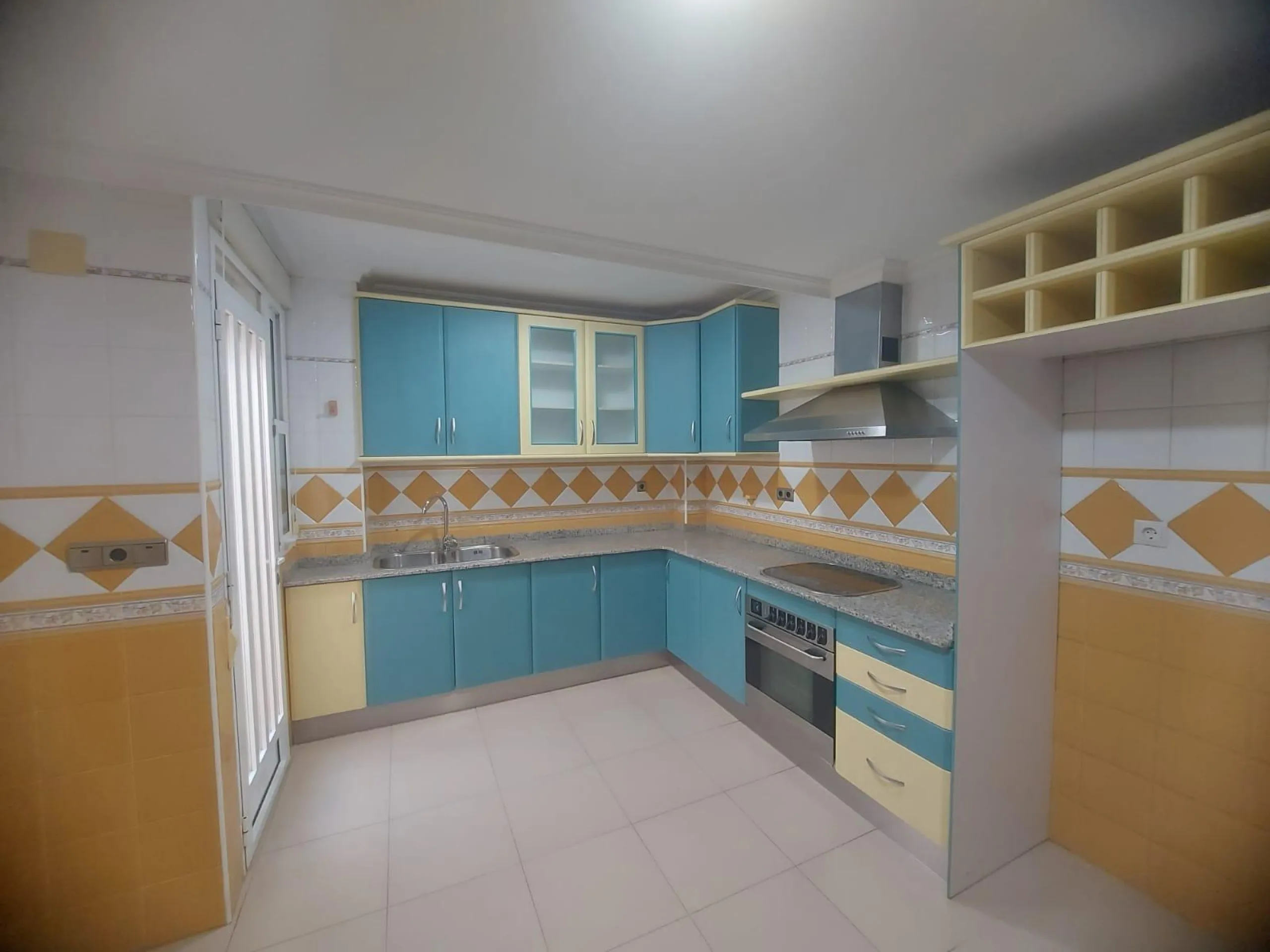EDIFICIO EN ORIHUELA CIUDAD. 3 DORM. 2 BAÑOS. GARAJE. TRASTEROS