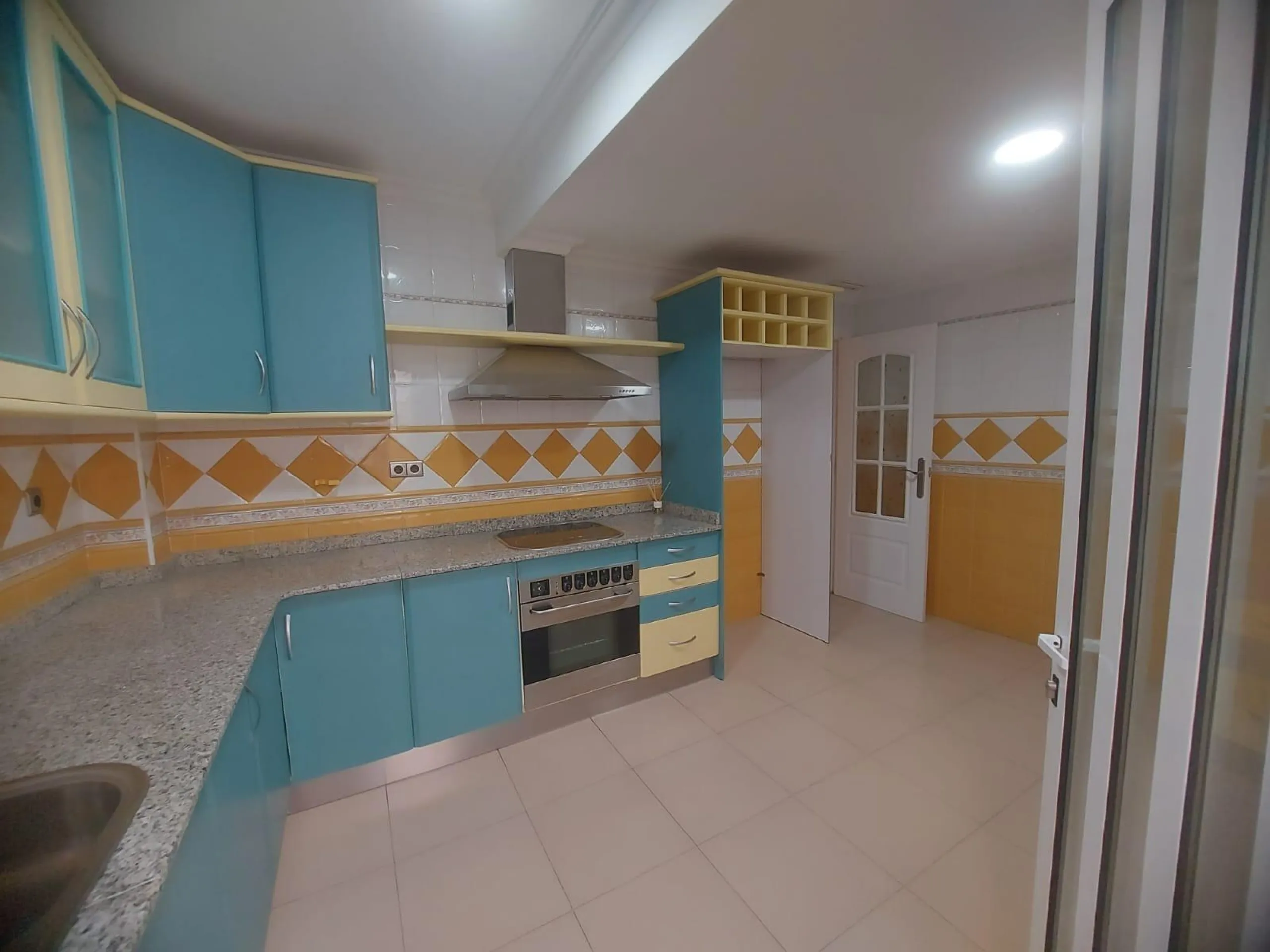 EDIFICIO EN ORIHUELA CIUDAD. 3 DORM. 2 BAÑOS. GARAJE. TRASTEROS