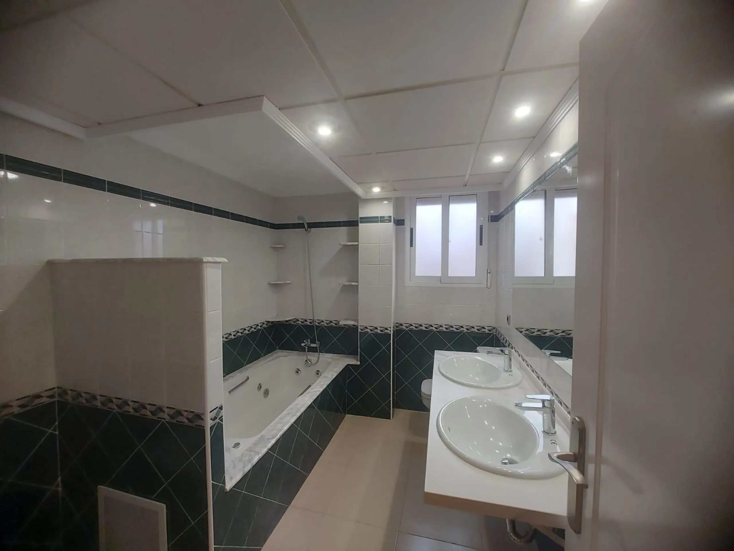 EDIFICIO EN ORIHUELA CIUDAD. 3 DORM. 2 BAÑOS. GARAJE. TRASTEROS