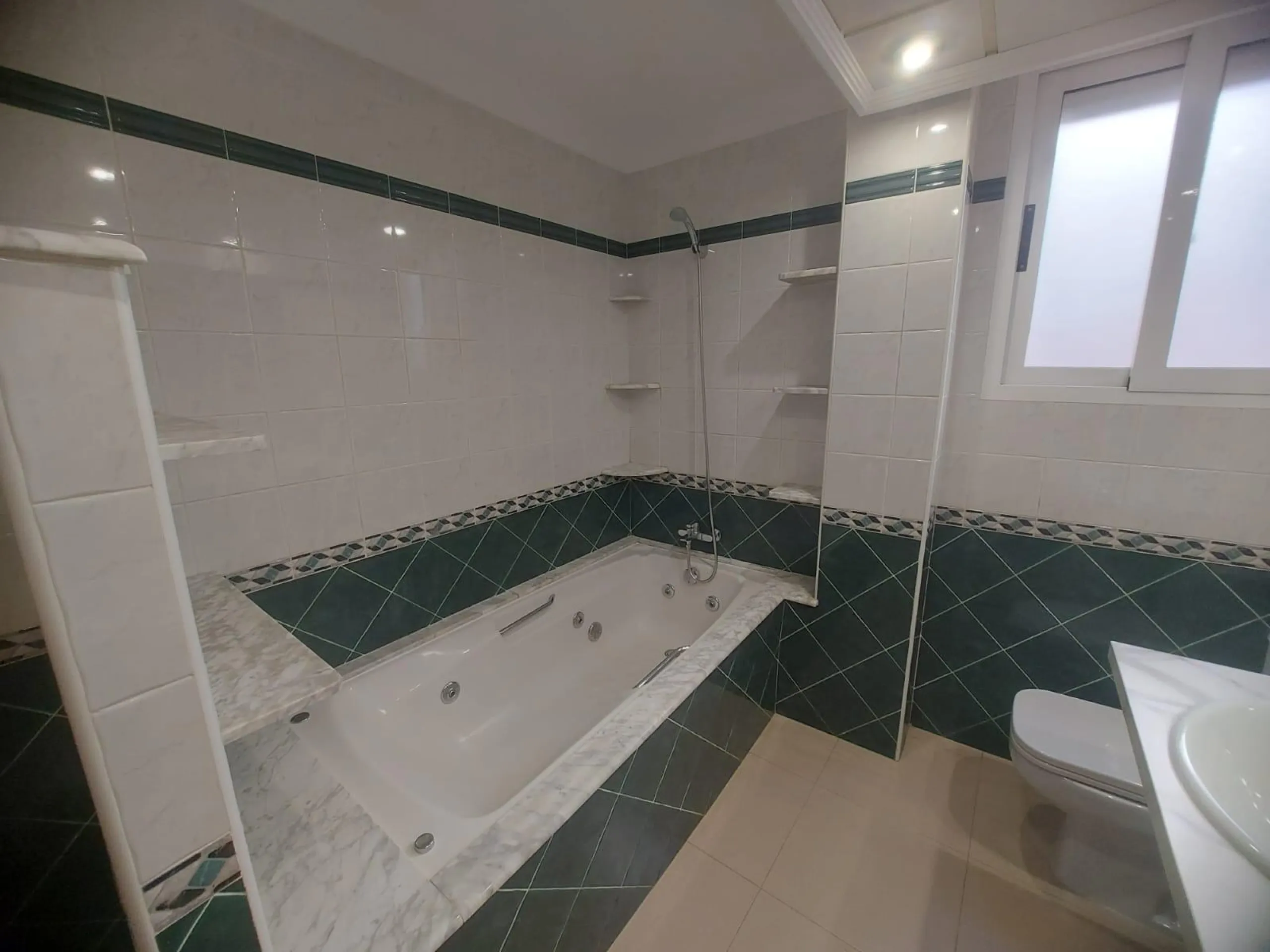 EDIFICIO EN ORIHUELA CIUDAD. 3 DORM. 2 BAÑOS. GARAJE. TRASTEROS