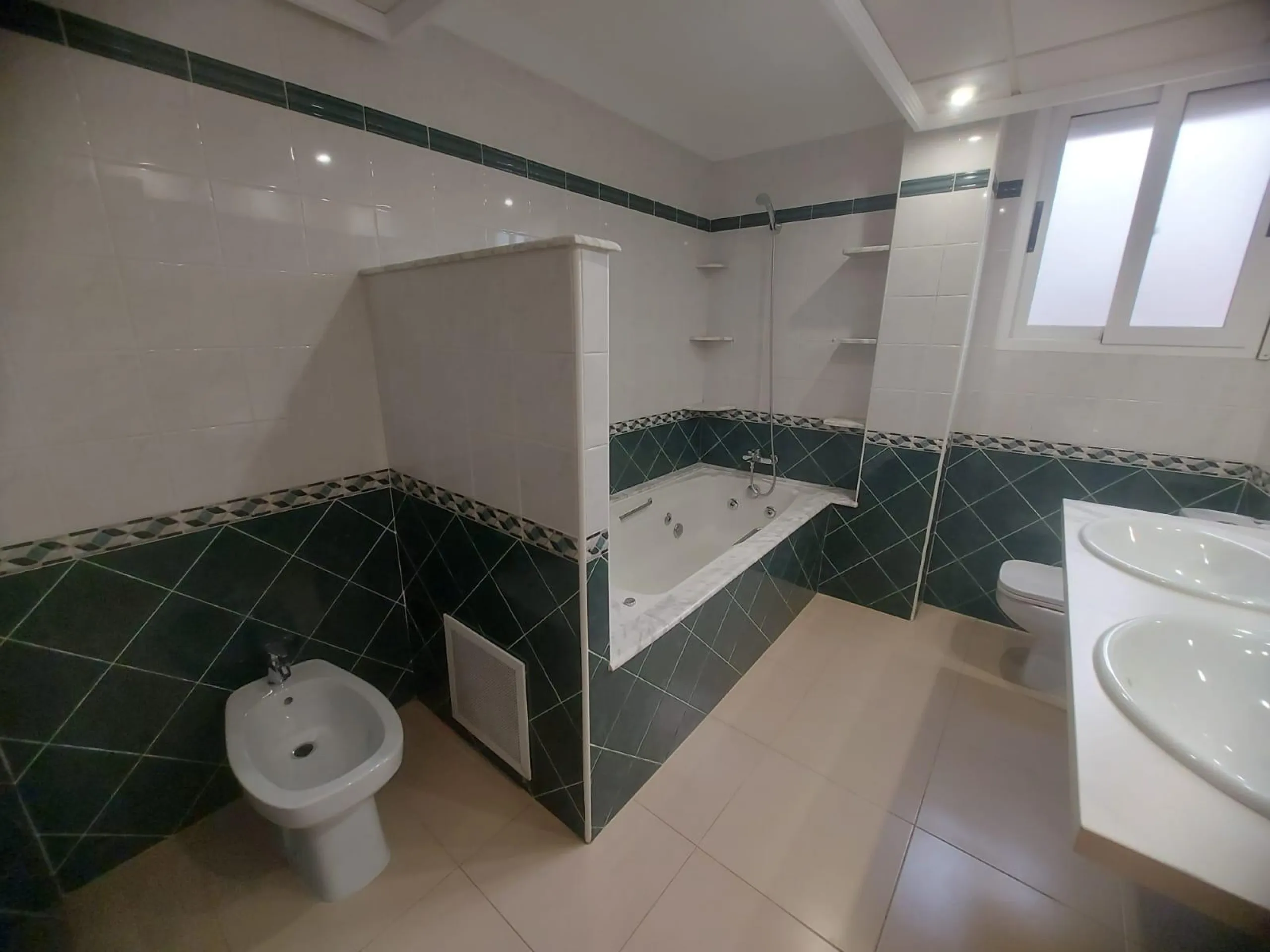 EDIFICIO EN ORIHUELA CIUDAD. 3 DORM. 2 BAÑOS. GARAJE. TRASTEROS