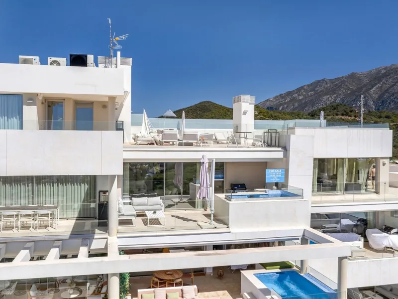 Südlich ausgerichtetes Penthouse mit privatem Pool zu verkaufen