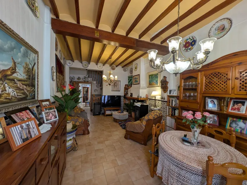 CASA PAREADA EN EL ENCANTADOR PUEBLO DE LA NUCIA