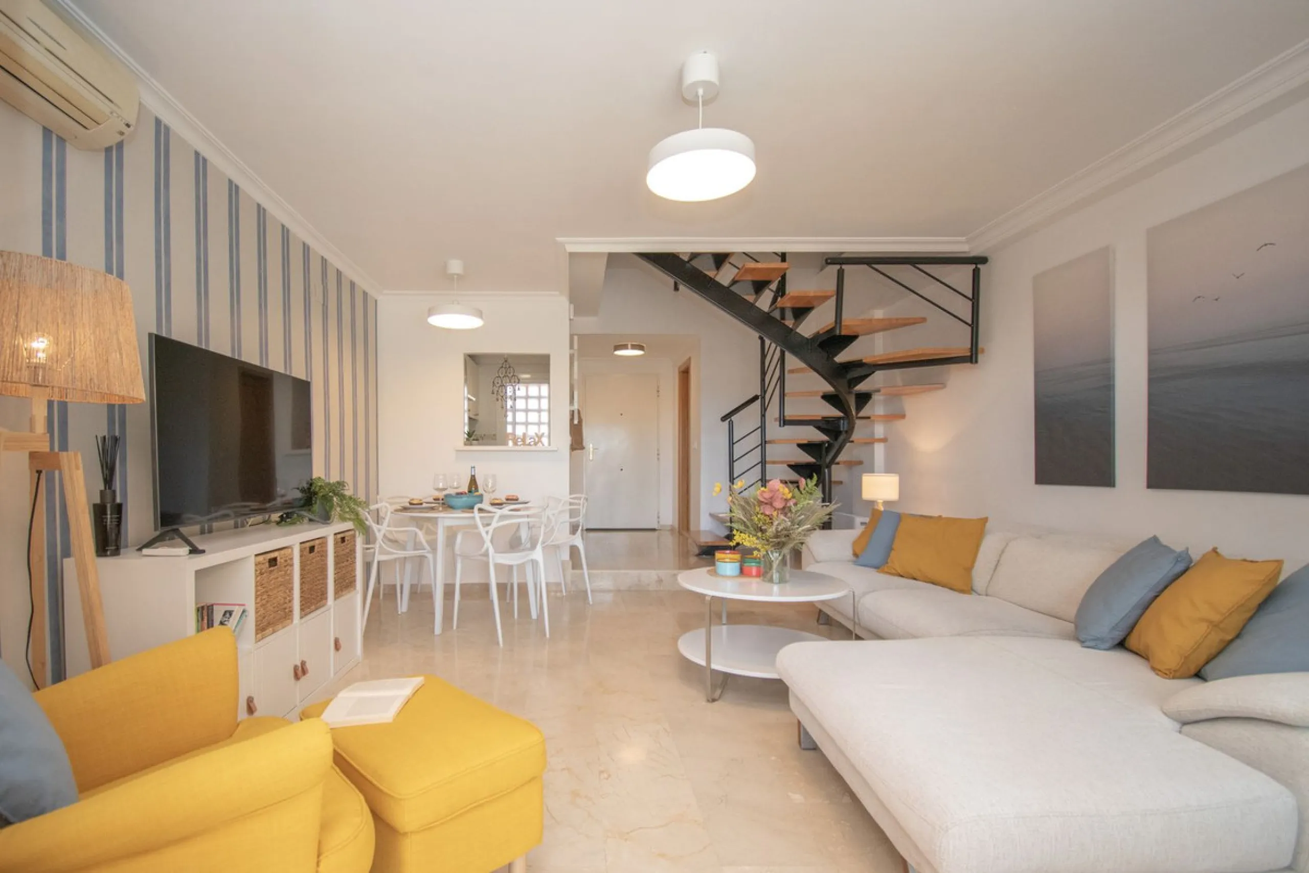 Entdecken Sie diese beeindruckende Maisonettewohnung zum Verkauf in der begehrten Gegend von Mijas Costa – eine Immobilie, die Komfort, Großzügigkeit und eine privilegierte Lage unweit des Meeres vereint