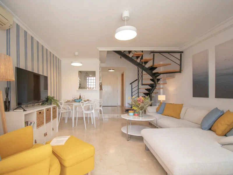Entdecken Sie diese beeindruckende Maisonettewohnung zum Verkauf in der begehrten Gegend von Mijas Costa – eine Immobilie, die Komfort, Großzügigkeit und eine privilegierte Lage unweit des Meeres vereint