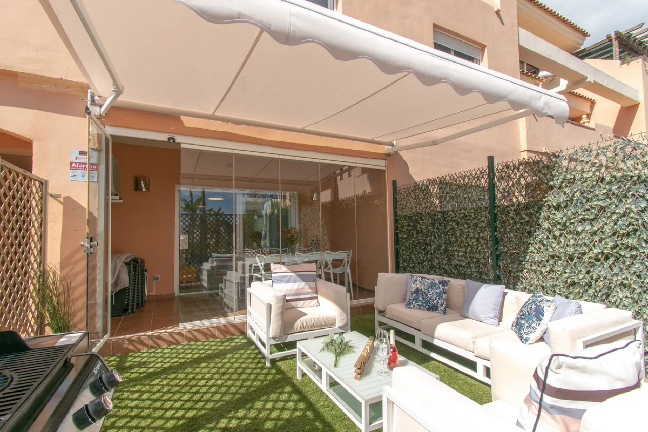 Entdecken Sie diese beeindruckende Maisonettewohnung zum Verkauf in der begehrten Gegend von Mijas Costa – eine Immobilie, die Komfort, Großzügigkeit und eine privilegierte Lage unweit des Meeres vereint