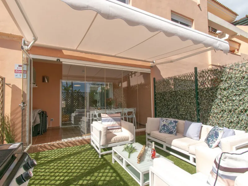 Entdecken Sie diese beeindruckende Maisonettewohnung zum Verkauf in der begehrten Gegend von Mijas Costa – eine Immobilie, die Komfort, Großzügigkeit und eine privilegierte Lage unweit des Meeres vereint