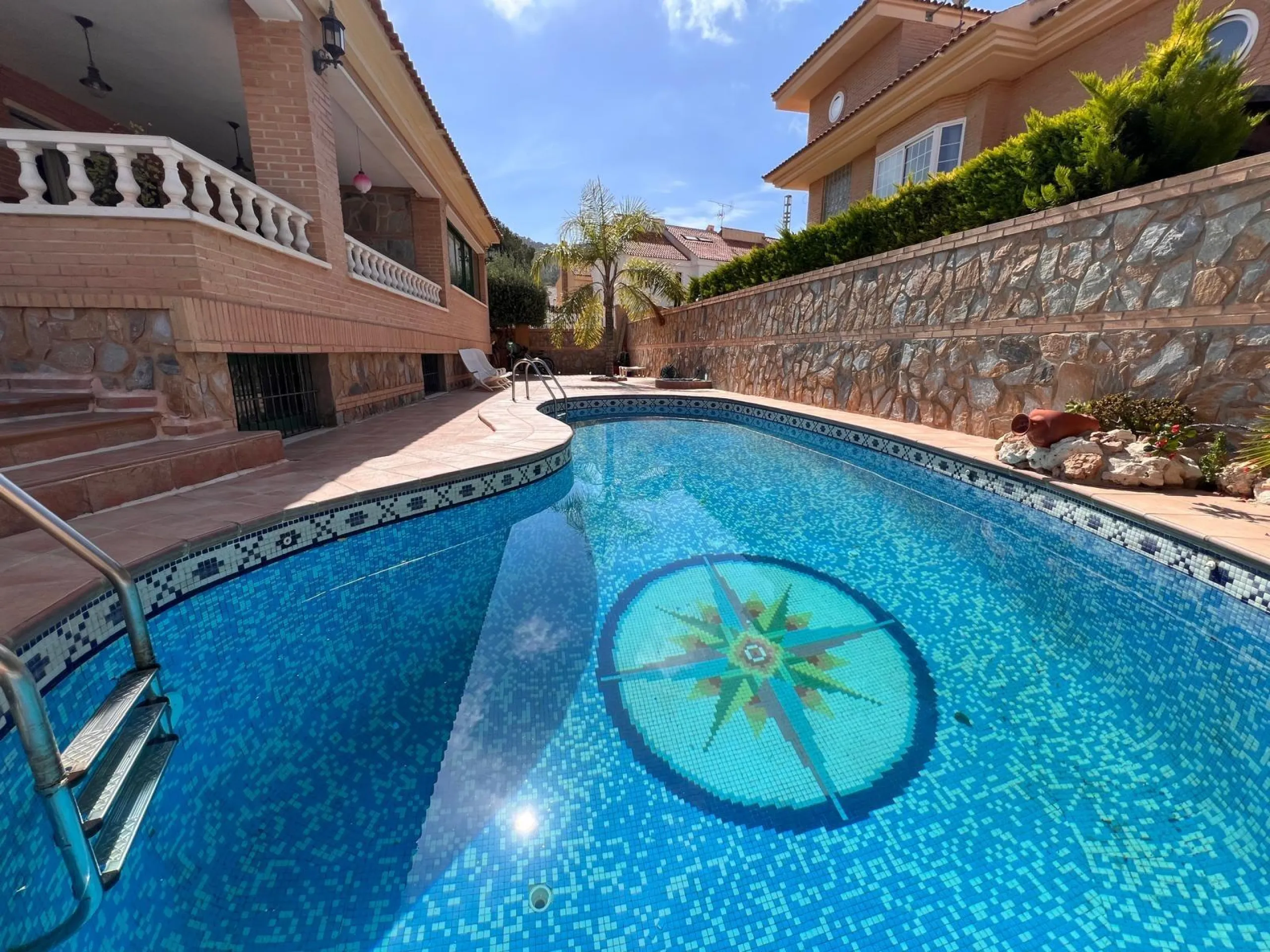 Villa con piscina y vistas a las montañas y Benidorm en la zona de Rincón de Loix