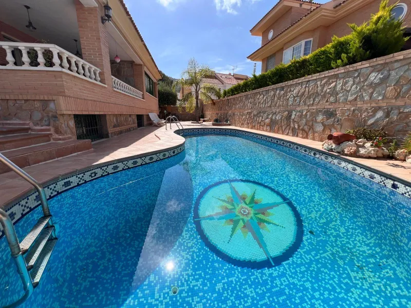 Villa con piscina y vistas a las montañas y Benidorm en la zona de Rincón de Loix