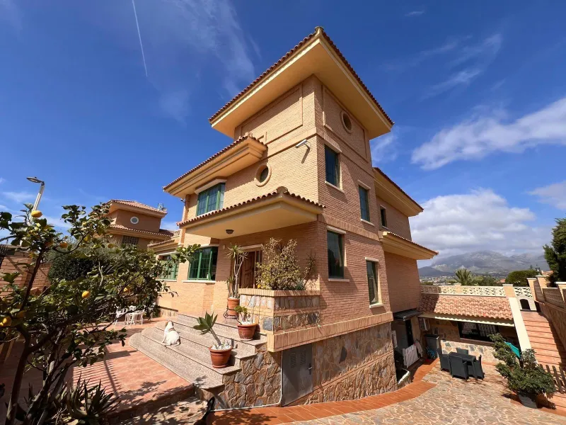Villa con piscina y vistas a las montañas y Benidorm en la zona de Rincón de Loix