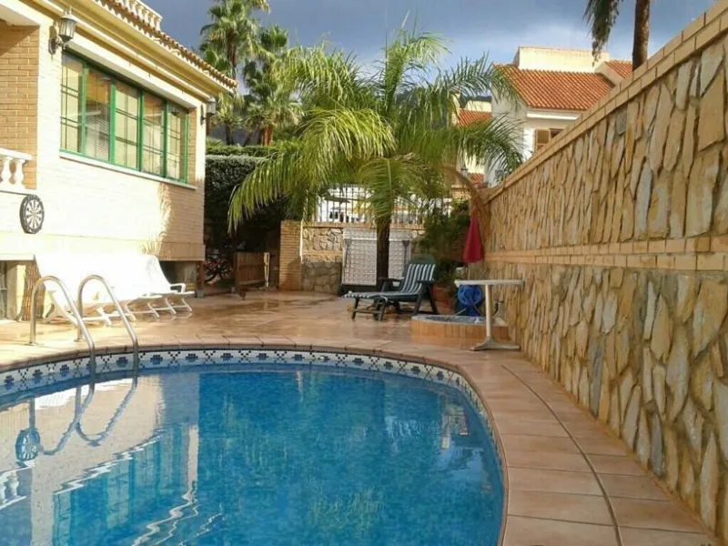 Villa con piscina y vistas a las montañas y Benidorm en la zona de Rincón de Loix