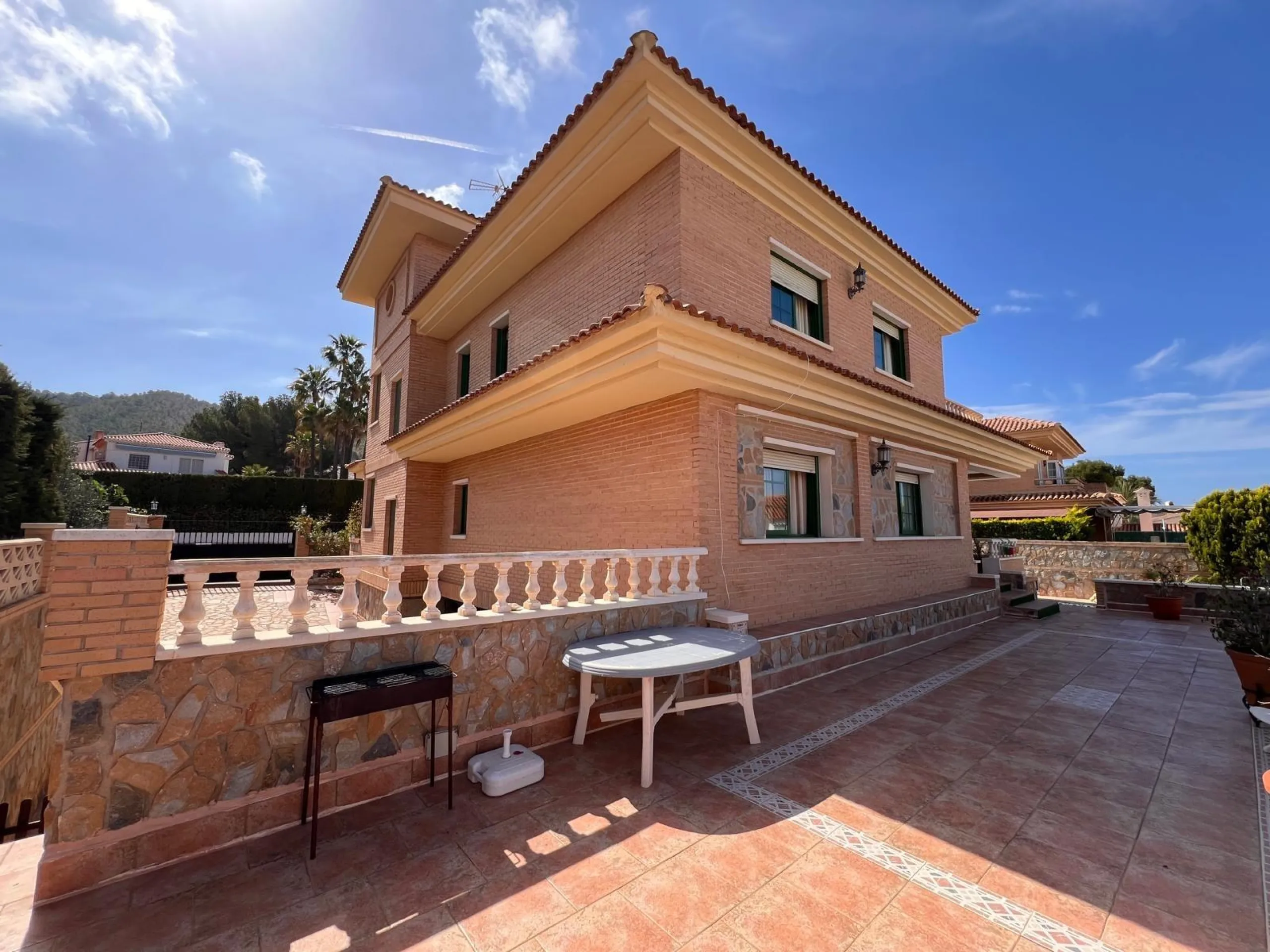 Villa con piscina y vistas a las montañas y Benidorm en la zona de Rincón de Loix