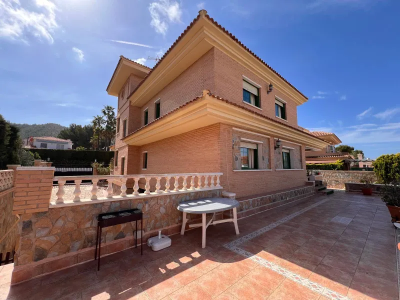 Villa con piscina y vistas a las montañas y Benidorm en la zona de Rincón de Loix