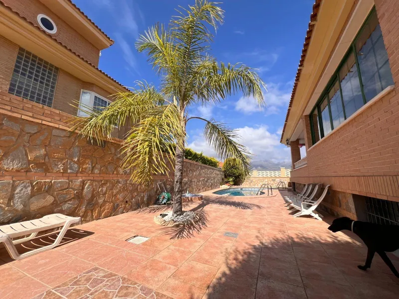Villa con piscina y vistas a las montañas y Benidorm en la zona de Rincón de Loix