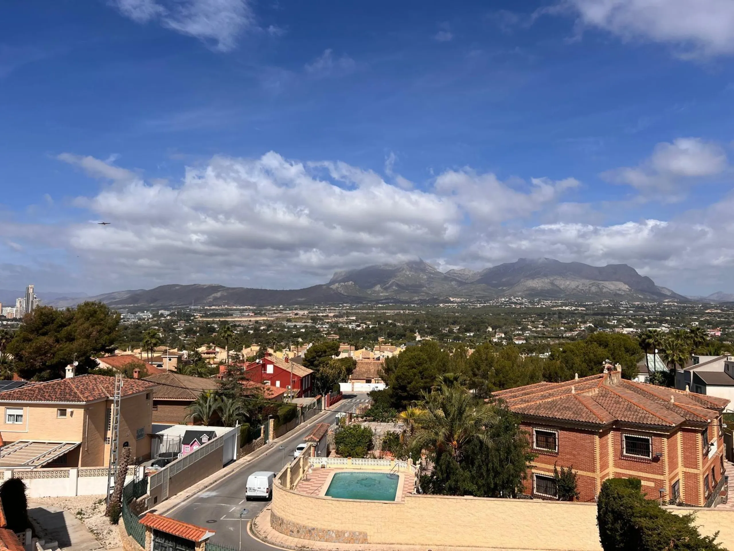 Villa con piscina y vistas a las montañas y Benidorm en la zona de Rincón de Loix