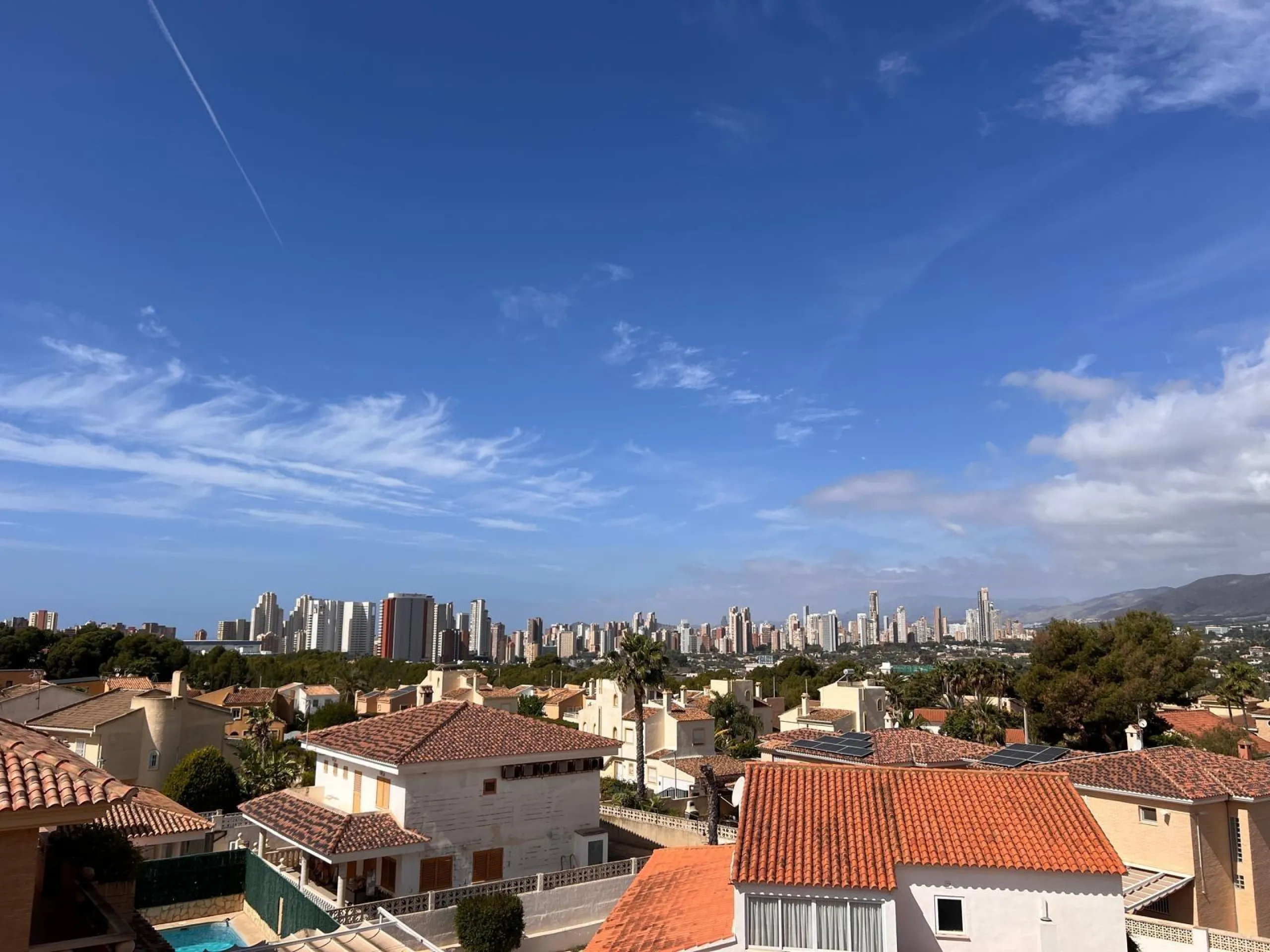 Villa con piscina y vistas a las montañas y Benidorm en la zona de Rincón de Loix