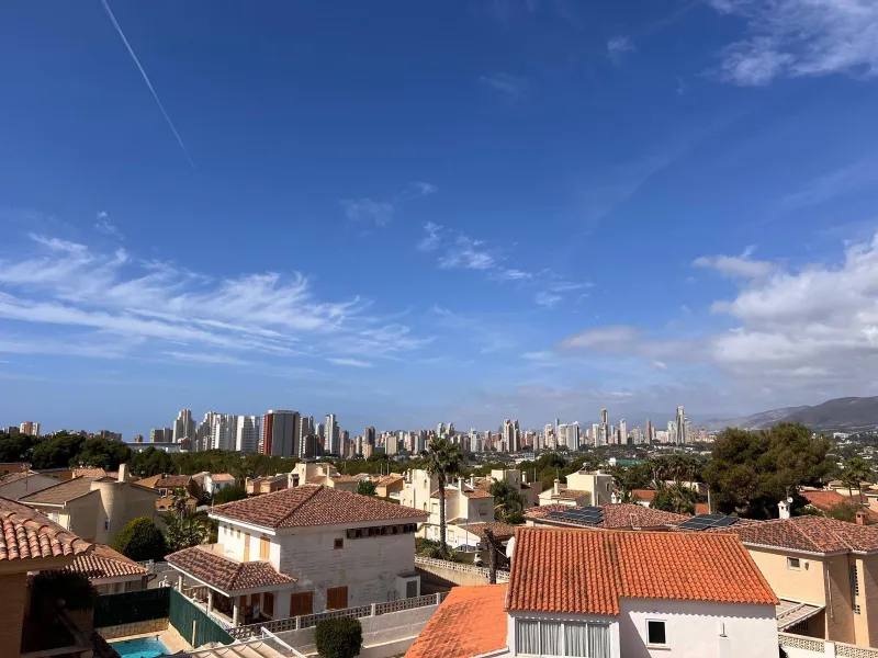 Villa con piscina y vistas a las montañas y Benidorm en la zona de Rincón de Loix