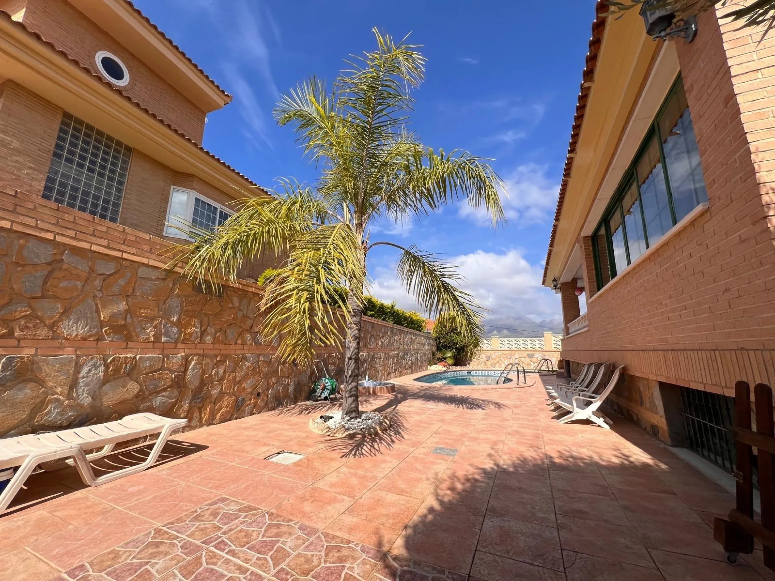 Villa con piscina y vistas a las montañas y Benidorm en la zona de Rincón de Loix