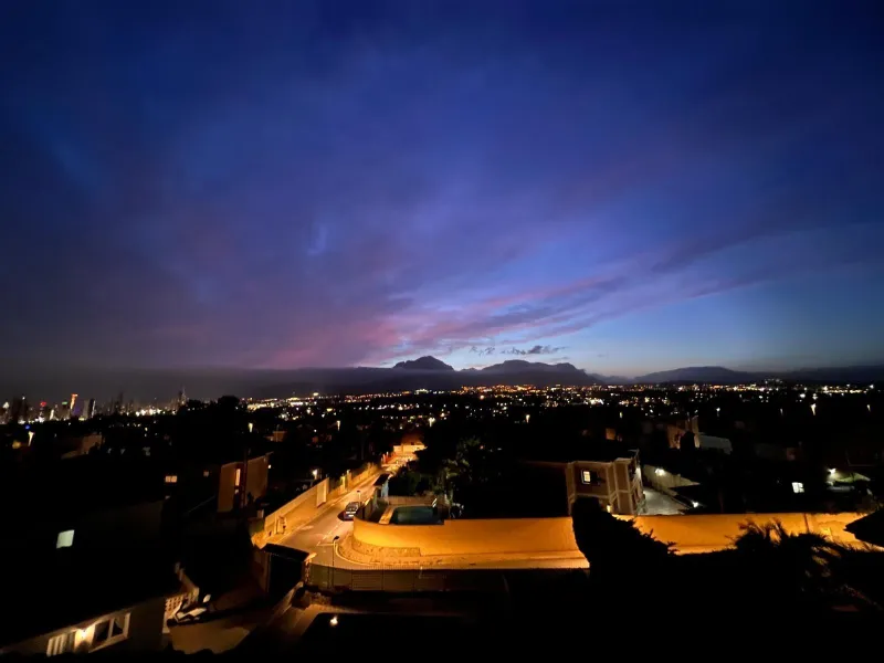 Villa con piscina y vistas a las montañas y Benidorm en la zona de Rincón de Loix